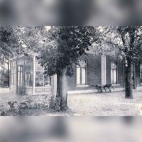 De voorgevel en serre van woonhuis Klein-Curaçao aan de Grund, heden De Poort nr. 36 in 1907. Bron: Regionaal Archief Zuid-Utrecht (RAZU), 353.