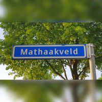 Straatnaambord Mathaakveld op vrijdag 8 mei 2020. Foto: Sander van Scherpenzeel.