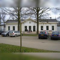 Gezicht op het verplaatste en gerestaureerde voormalige stationsgebouw van Houten (Stationserf 97-99) op zondag 22 maart 20. Bron: Het Utrechts Archief, catalogusnummer: 807010.