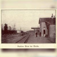 Gezicht op de spoorlijn Bilthoven-Zeist en het station Huis ter Heide te Huis ter Heide (gemeente Zeist) in 1910-1912. Bron: Het Utrechts Archief, catalogusnummer: 94497.