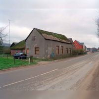 Gezicht op de vervallen boerderij De Kniphoek (links, Beusichemseweg 21) te Utrecht op zondag 13 maart 2000. Bron: Het Utrechts Archief, catalogusnummer: 843485.