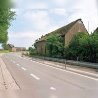 Gezicht op voor- en zijgevel van de vervallen boerderij De Kniphoek (Beusichemseweg 21) te Houten op zondag 13 augustus 2000. Bron: Het Utrechts Archief, catalogusnummer: 843735.