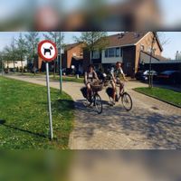 Een fietsend echtpaar op de Vierschaarserf in maart 1999. Bron: Regionaal Archief Zuid-Utrecht (RAZU), 353 46824, 69.