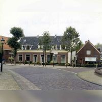 Burgemeester Wallerweg 3, 3A en 5 in 2000. In de achttiende eeuw was dit pand in gebruik als herberg met de naam De Zwaan. Bron: Regionaal Archief Zuid-Utrecht, identificatienummer: doos05 (040960).