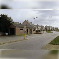 De Dorpsstraat ricting het zuiden gezien van de de kruising met de Loerikseweg in 1991-1992. Bron: Regionaal Archief Zuid-Utrecht (RAZU), 353.