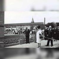 In 1961 de onthulling van het straatnaambordje van de Burgemeester Haefkensstraat door de weduwe van burgemeester Haefkens. Rechts waarnemend burgemeester E.A.M.J. van de Weijer. (2)