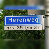 Straatnaambord Herenweg met huisnummerverwijzing nr.s 35 t/m 37, 7 mei 2020. Foto: Sander van Scherpenzeel