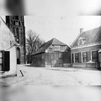 De doorrijschuur naast hotel/café De Engel omstreeks 1920. Links op de foto nog een richting aanwijzer dat men via de Herenweg naar Utrecht kon komen. Bron: Regionaal Archief Zuid-Utrecht (RAZU), 353.