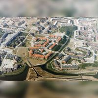 Luchtfoto van een deel van de buurt De Gaarden (links) en de buurt De Hoeven (rechts) in 1980-1982. Bron: Regionaal Archief Zuid-Utrecht (RAZU), 353, 50361, 121.