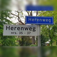 Twee straatnaamborden Herenweg en een met huisnummerverwijzing, 7 mei 2020. Foto: Sander van Scherpenzeel.