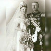 Koningin Wilhelmina met haar echtgenote (achterneef) Hendrik van Mecklenburg-Schwerin. Bron: Wikipedia Wilhelmina der Nederlanden.