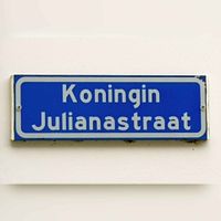 Straatnaambord Koningin Julianastraat aan het pand Plein 16, 7 mei 2020. Foto: Sander van Scherpenzeel.