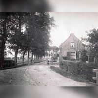 Het tolhuis aan het begin van de Utrechtseweg (Lupine-oord) omstreeks 1900. Links de Grundweg (De Poort) foto genomen vanaf de Herenweg (Tolbrug over de Geersloot). Links naast het huis staand de vrouw van de tolgaarder? Bron: Regionaal Archjef Zuid-Utrecht (RAZU), 353.