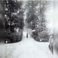 Het weggetje richting De Grund (Grundwegje) gezien vanaf de Herenweg in 1900. Heden is hier De Poort. Op de weg loopt een dame, vermoedelijk van de familie Waller. Bron: Regionaal Archief Zuid-Utrecht, identificatienummer: doos05 (040974).