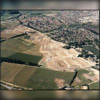 Luchtfoto gezien vanuit het zuidoosten met de eerste nieuwbouwwijk genaamd Tiellandt I in aanbouw ten westen van de provincialeweg Utrecht-Schalkwijk in 1985-1986. Bron: Regionaal Archief Zuid-Utrecht (RAZU), 353.