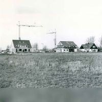De bouw van woningen in de wijk Tiellandt (de Slagen) gezien vanaf De Slag. Woningen in aanbouw aan de Kroonslag in 1987 (2). Bron: Regionaal Archief Zuid-Utrecht (RAZU), 353, 47020, 69.