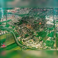 Luchtfoto vanuit het zuiden van het westelijke deel van de kern Houten, aangeboden ter gelegenheid van het 40-jarig jubileum van de woningbouwvereniging Dr. Schaepman in 1992. Bron: Regionaal Archief Zuid-Utrecht (RAZU), 353, 105241, 116.