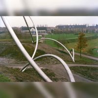 Het kunstwerk wat in 1995 werd gerealiseerd op de Hoge Berg in het Imkerspark in Houten Noordwest geheten de Buizensymfonie maar in de volksmond geheten de Spaghettiberg. Bron: Regionaal Archief Zuid-Utrecht (RAZU), 353.