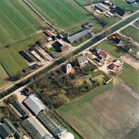 Het perceel in Schalkwijk waarop sinds de dertiende eeuw Kasteeltoren Vuylcop in Schalkwijk staat had een bepaalde 'maat'. Luchtfoto gezien vanuit het zuidwesten in 2003. Foto: Provincie Utrecht, Henk Bol.