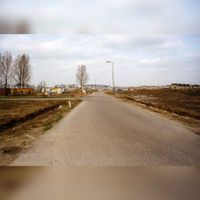 Een bouwweg in de nog deels te bouwen buurt De Campen in 1989-1990. Bron: Regionaal Archief Zuid-Utrecht (RAZU), 353.