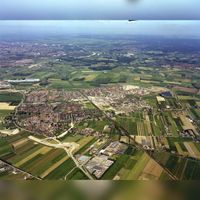 Luchtfoto van Houten, uit het zuiden, met op de voorgrond het veilingterrein tussen de Schalkwijkseweg en de Loerikseweg op 30 mei 1985. Bron: Het Utrechts Archief, catalogusnummer: 50207.