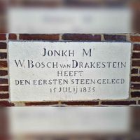De eerste steen gelegd door Jonkheer Meester Willem Bosch van Drakestein op 15 juli 1835 op boerderij De Klomp aan de Oude Mereveldseweg 2-4. Foto: Sander van Scherpenzeel.