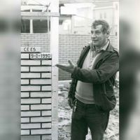 Cees Apeldoorn, gemeenteambtenaar buitendienst bij de eerste steenlegging van de wijkpost op 9 februari 1990. Bron: Regionaal Archief Zuid-Utrecht (RAZU), 353.