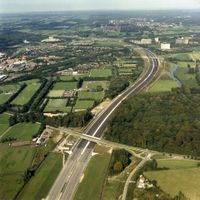 Luchtfoto van de A27 door het landgoed Amelisweerd tussen Utrecht en Bunnik, uit het zuiden, met op de voorgrond de Koningsweg en links de Maarschalkerweerd op vrijdag 19 september 1986. Bron: Het Utrechts Archief, catalogusnummer:	 401029.
