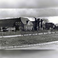 Gezicht op boerderij Den Oord (Tarwe-oord 2, 2a en 4) met het zomerhuis en de leilinden in 1983. Bron: Regionaal Archief Zuid-Utrecht, identificatienummer: doos24 (043494).