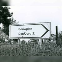 Richtingaanwijzer-bord Bouwplan Den Oord II in 1975. Bron: Regionaal Archief Zuid-Utrecht, (RAZU), 353.
