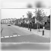 Het einde van de Lupine-oord met rechts de huizen aan de Meekrap-oord. Destijds aanwezig een oversteek voor auto's over de Lobbendijk, aansluitend op de Akkerwindehof in 1980. Foto: Jos Schalkwijk.