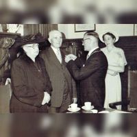 Johannes krijgt in de zomer van 1953 zijn koninklijke onderscheiding opgespeld door toenmalig burgemeester van Houten dhr. Haefkens. Foto: familiearchief Van Rooijen.