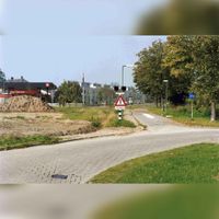 De Pr. Bernhardweg in ca. 1991 gezien richting De Poort met op de middenachtergrond de brandweersluis van de vroegere brandweerkazerne aan de Oranje Nassauweg. Bron: Regionaal Archief Zuid-Utrecht (RAZU), 353.