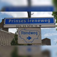 Straatnaambord van de Prinses Ireneweg met daaronder een bordje wat midden jaren negentig van de twintigste eeuw in diverse wijken werd geplaatst om auto naar de Rondweg toe-te-leiden. Foto: Sander van Scherpenzeel.