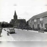 Foto richting het zuiden gezien met op de achtergrond de R.K. Kerk langs de Loerikseweg met daarvoor de kosterswoning Vlierweg 7. Op de voorgrond de huizen aan de Prins Clausstraat in ca. 1970. Foto: Regionaal Archief Zuid-Utrecht (RAZU), 353.