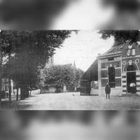 Het gemeentehuis met de doorrijschuur van De Roskam en links café Dorpzicht in 1907. Bron: Regionaal AACrchief Zuid-Utrecht, 353, 40227, 189.