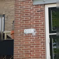 Oudste straatnaambord van de gemeente Houten aan het pand Plein 3. In 1962 op de gevel geplaatst, 7 mei 2020. Foto: Sander van Scherpenzeel.