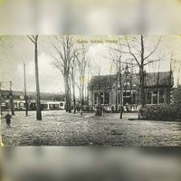 De voorgevel van de openbare lagere school 't Groentje en een gedeelte van het Plein in 1920. Bron: Regionaal Archief Zuid-Utrecht (RAZU), 353, 40031, 189.