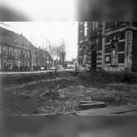 De voorgevel van het gemeentehuis vlak vóór de sloop en links restaurant De Roskam in 1957. Bron: Regionaal Archief Zuid-|Utrecht (RAZU), 353, 40455, 47.