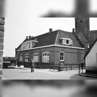 In 1979 wordt de sloop van de oude kosterswoning aan de Vlierweg 7 voorbereid. Richting het zuidoosten gezien. Collectie: Cees Verhoef.