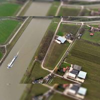 Luchtfoto vanuit het oosten met links het Amsterdam-Rijnkanaal, bovenaan de Schalkwijksebrug. Midden en rechts van het midden de Schonauwenseweg end e Poeldijk in 2016. Foto: Slagboom en Peeters Luchtfotografie B.V..