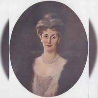 Portret van Johanna Adolphine Louise van Hardenbroek (1864-1944), gehuwd met Johan Elias Nicolaas baron Sirtema Van Grovestins (1842-1919). Portret uit 1908. Bron: RKD.nl.