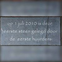 'Op p1 juli 2010 is deze eerste steen gelegd door de eerste huurders' van het appartementengebouw aan het Stationserf nr. 29 - 93. Foto: Sander van Scherpenzeel.