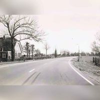 Zicht op de Utrechtseweg in zuidoostelijke richting gezien met links boerderij Nieuwoord in ca. 1975. Bron: RAZU, 353.