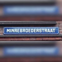 Straatnaamn 'Minrebroederstraat' in december 2022.. Foto: Sander van Scherpenzeel.