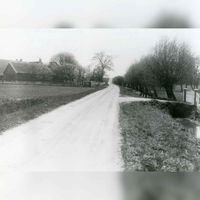 De Beusichemseweg ter hoogte van boerdrij Den Oord kort voordat de weg is verbeterd en verbreed. Links boerderij Den Oord en op de achtergrond de Lekdijk in 1930-1933. Bron: Regionaal Archief Zuid-Utrecht (RAZU), 353.