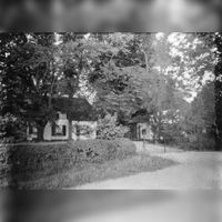 Boerderij Den Oord, het rechts van de boerderij gelegen zomerhuis en het toegangshek in 1916. Bron: RAZU, 353.