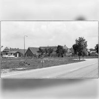Gezicht op boerderij Den Oord aan de Utrechtseweg nr. 9 en 11 in 1978-1979. Met links de tijdelijke inprikker van de Papaver-oord wat vanaf 1987 het Imkerspad zou worden. Foto: Jos Schalkwijk.