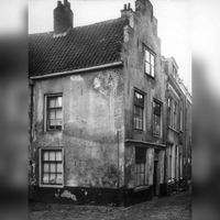 Gezicht op de voor- en zijgevel van het huis Lange Rietsteeg 3 te Utrecht in 1931. Bron: Het Utrechts Archief, catalogusnummer: 61857.