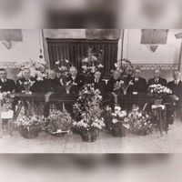 Foto genomen tijdens de receptie van het bestuur der Graanmaalderij ter gelegenheid van het 40 jarig bestaan van der Graanmaalderij in café ''De Roskam'' te Houten op dinsdag 25 februari 1947 van 14:30 tot 16:00 uur (V.L.N.R.) W.A. van Rijn. Pzn., H. de Vor, M.W. Somer, G.J. Winterink (directeur), J. van Schaik. Czn. (voorzitter), A.N.T. Sturkenboom, G. van Woudenbergh, R. van Woudenbergh, M. Sturkenboom Jzn.. De secretaris dhr. Jochem van Dijk was wegen ziekte niet aanwezig. Bron: Regionaal Archief Zuid-Utrecht (RAZU), 511.